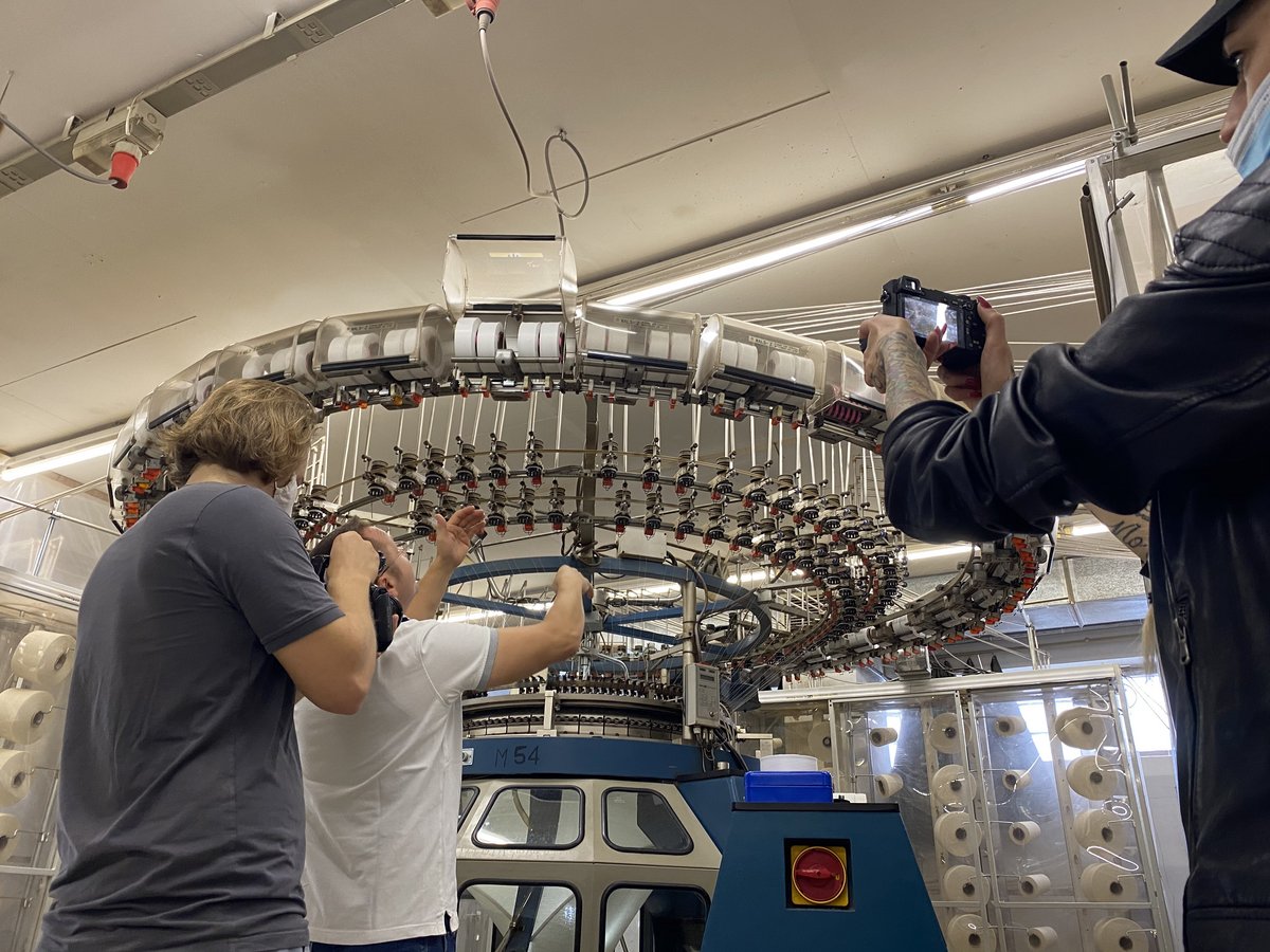 Bei der Firma Bodmer werden die Elastanfäden in der Strickmaschine geprüft, die für die Dehnbarkeit der Spannbettlaken sorgt.