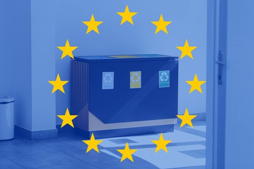 Müllsortiertonne mit Recyclingsymbolen in Blau, Gelb und Grün. Sterne der Europäischen Union symbolisieren Umweltpolitik.