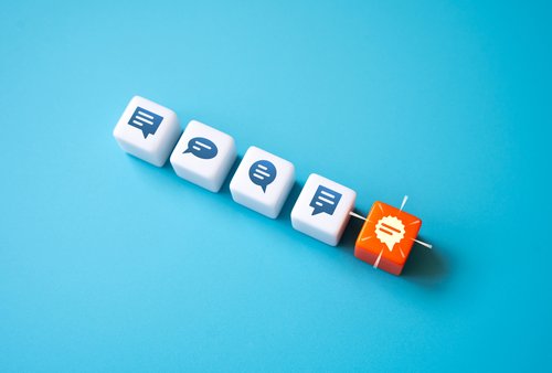 Fünf Würfel mit Sprechblasensymbol drauf