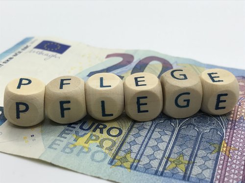 Pflege in Buchstaben auf 20 Euro Schein