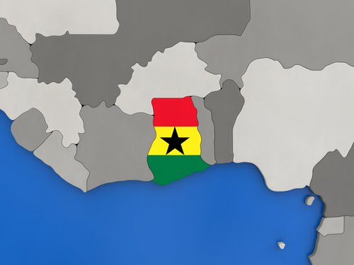 Ghana mit Flagge auf der Weltkarte