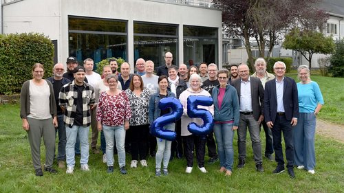 Team vor der Produktionsstätte im Körschtal mit 25 für das Jubliäum