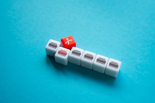 Würfel mit Menschenmengen drauf, Schere schiebt ein Würfel aus der Reihe