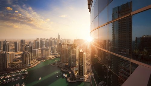 Skyline von Dubai bei Sonnenuntergang