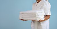 Frau mit Medizintextilien in Krankenschwesterkleidung