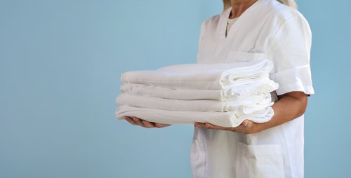 Frau mit Medizintextilien in Krankenschwesterkleidung