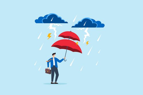 Illustration eines Geschäftsmannes, der einen doppelten Regenschirm hält, der vor Gewitterwolken, Blitz und Regen, Krisenschutz und Widerstandsfähigkeit schützt