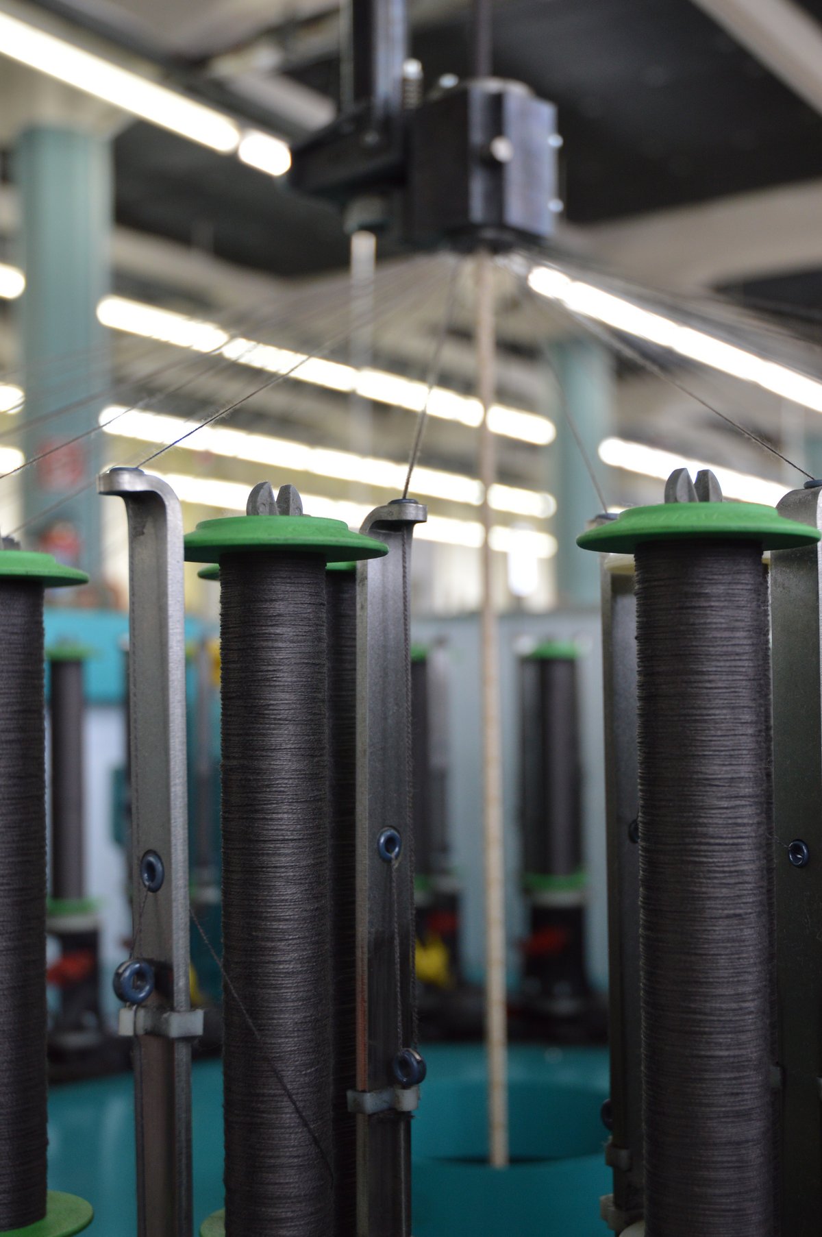 In der Produktion bei Gerster in Biberach steht eine Flechtmaschine zur Herstellung von Bändern.