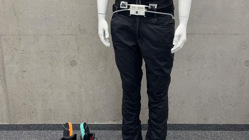 Demonstrator mit Einlegesohlen als pneumatischen Drucklufterzeuger, Hose mit integrierter Luftleitung, Oberteil mit luftleitenden Strukturen