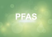 PFAS-Text auf grünem sechseckigem molekularem Musterhintergrund