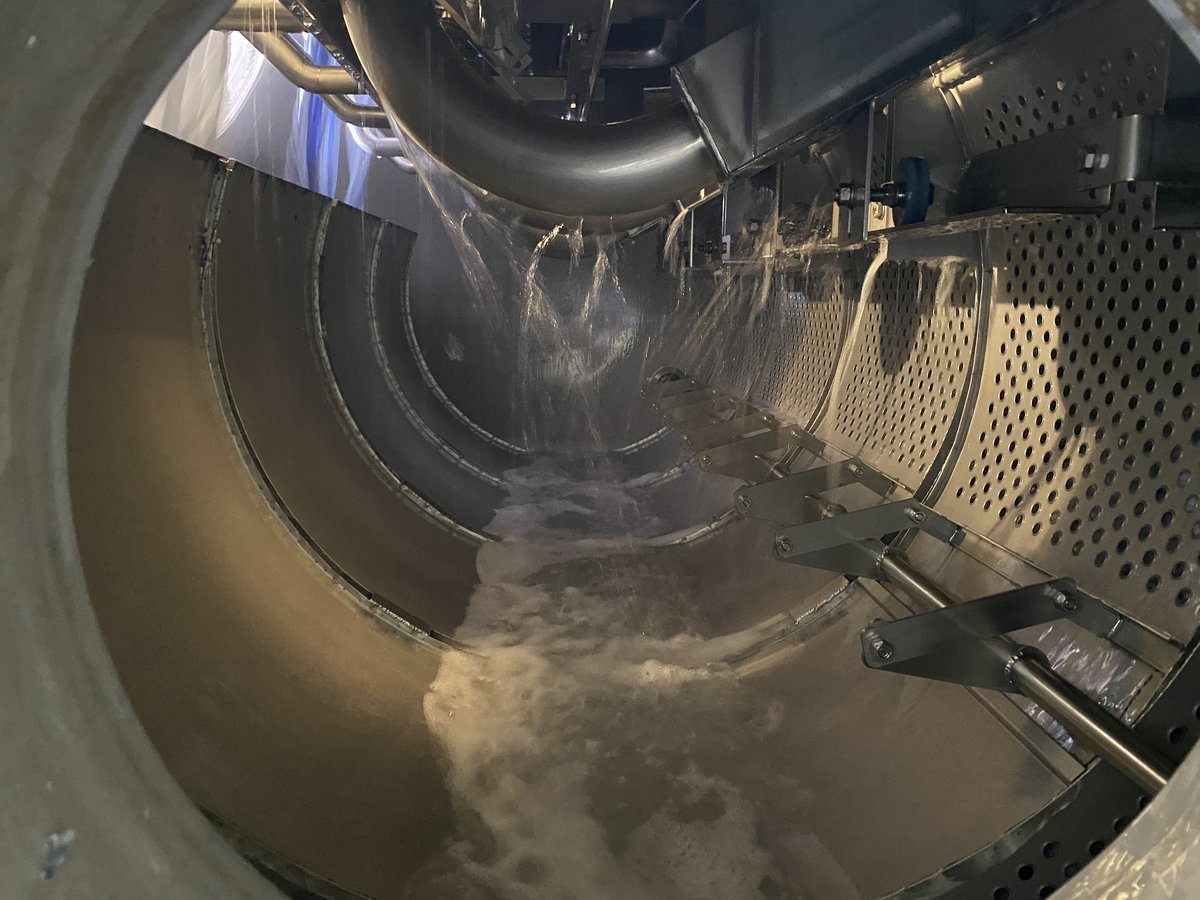 In der Färbetrommel bei der Firma Meiser wird das Material von Formesse in vielen verschiedenen Farben gefärbt.