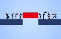 Geschäftsleute füllen gemeinsam mit einem roten Baustein eine Lücke, die zwischen ihren beiden Seiten entstanden ist.