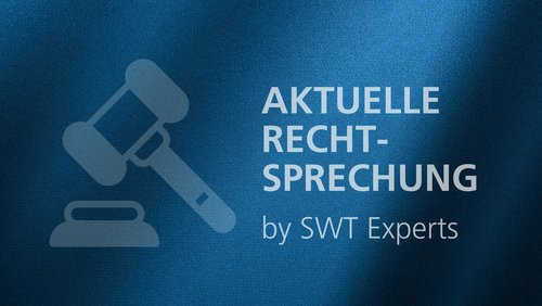 Auf seidigen Hintergrund ein Richterhammer in weiß