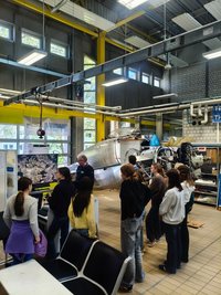 Schülerinnen testen den Flugsimulator und lernen das Flugzeugprojekt des Studiengangs Wirtschaftsingenieurwesen beim Girls Day kennen.