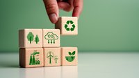 Konzept zur Reduzierung des CO2-Fußabdrucks und CO2-Emissionsziel für Holzwürfel. Grüne Energie und Nachhaltigkeitskonzept. Nachhaltigkeit, Umweltschutz, Zielnachhaltigkeit