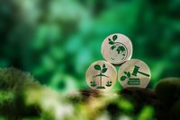 Environmental Social Governance (ESG) und CSR-Geschäftskonzept mit globaler Karte, Ethik- und Nachhaltigkeitssymbolen