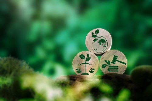 Environmental Social Governance (ESG) und CSR-Geschäftskonzept mit globaler Karte, Ethik- und Nachhaltigkeitssymbolen