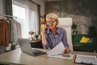 Seniorin am Schreibtisch