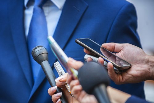 Journalisten interviewen Geschäftsmann