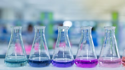 Reagenzgläser im Farbverlauf von Petrol zu Lila