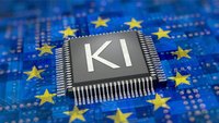 Chip mit KI aufgedruckt in einer blauen Leiterplatte mit den EU-Sternen
