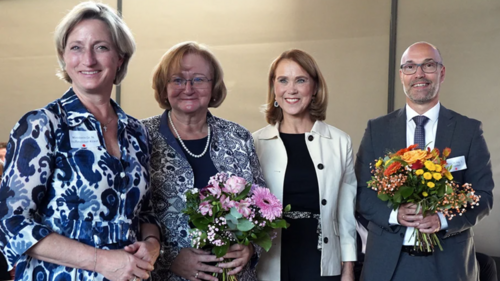 Die Ministerinnen Dr. Nicole Hoffmeister-Kraut (l.) und Petra Olschowski (2.v.r.) verabschieden Dr. Ingeborg Mühldorfer aus dem Amt und begrüßen Prof. Dr.-Ing. Stephan Schenkel als neuen Rektor der Hochschule