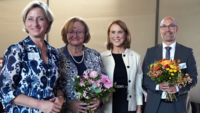 Die Ministerinnen Dr. Nicole Hoffmeister-Kraut (l.) und Petra Olschowski (2.v.r.) verabschieden Dr. Ingeborg Mühldorfer aus dem Amt und begrüßen Prof. Dr.-Ing. Stephan Schenkel als neuen Rektor der Hochschule