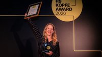 Antje von Dewitz mit Award in der Hand