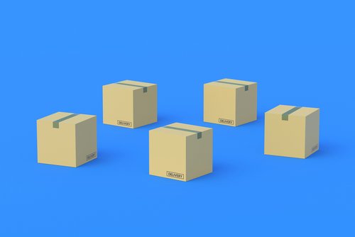 Kartonagen vor blauem Hintergrund