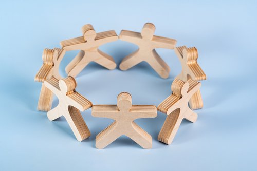 Mockup-Business-Community-arbeitende Menschen, die Händchen halten