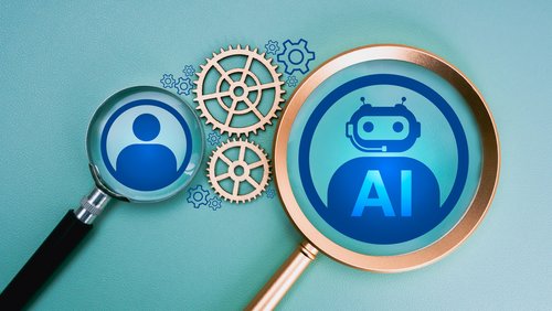 Zwei Lupen legen den Fokus auf ein Personalsymbol und ein Robotersymbol mit den Buchstaben AI. Dazwischen drehen sich zwei Rädchen. 
