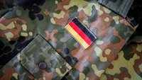 Aufnäher einer Deutschlandflagge auf einer Armeejacke