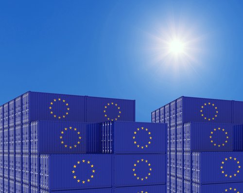 Container-Hof voller Container mit Flagge der Europäischen Union Flagge.