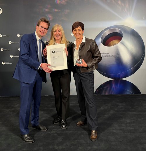 Dr. Otto Schulz, Vorstandsmitglied der Stiftung Deutscher Nachhaltigkeitspreis, an die Geschäftsführerinnen und Gründerinnen Gabriele Renner und Sabine Stein