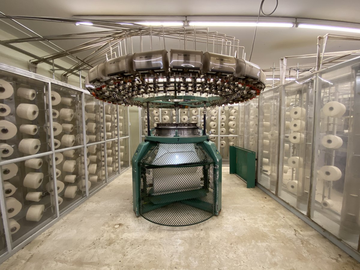 Eine Rundstrickmaschine bei der Firma Bodmer strickt das Material für das Spannbettlaken von Formesse.