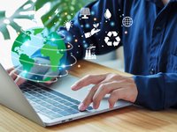 Geschäftsleute, die die Entwicklung der grünen Erde studieren