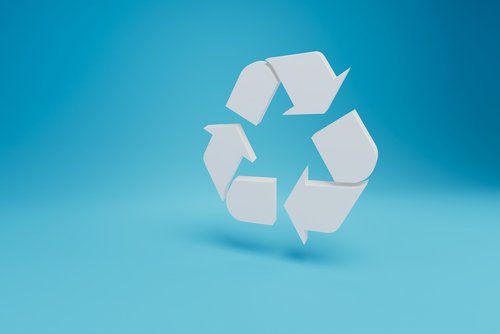 Weißes Recycling- und Müllsortiersymbol auf blauem Hintergrund. 3D-Rendering.