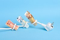 Euro-Scheine in Knoten gebunden in Stromkabel auf blauem Hintergrund.