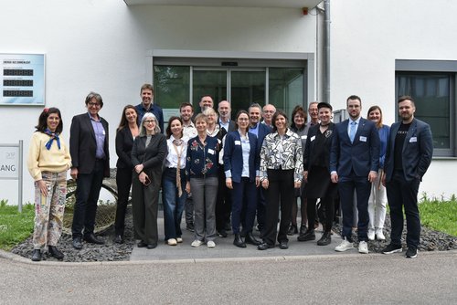 Gruppenfoto der Projektgruppe vor einem Haus