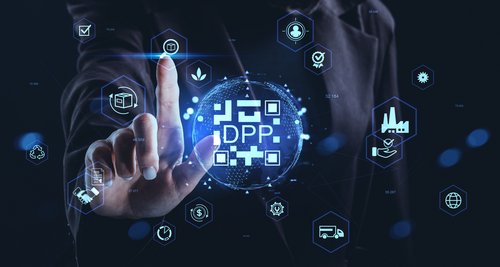 Geschäftsmann, der die DPP-Hologramm-Schnittstelle mit digitalen Symbolen für die Lieferkette und das Branchenkonzept auf futuristischem dunklem Hintergrund berührt