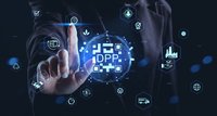 Geschäftsmann, der die DPP-Hologramm-Schnittstelle mit digitalen Symbolen für die Lieferkette und das Branchenkonzept auf futuristischem dunklem Hintergrund berührt