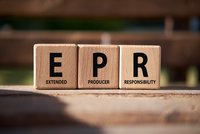 Konzept der erweiterten Produzentenverantwortung (EPR) präsentiert auf Holzblöcken