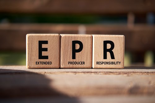 Konzept der erweiterten Produzentenverantwortung (EPR) präsentiert auf Holzblöcken