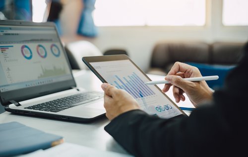 Personen arbeiten an einer Studie auf dem Tablett