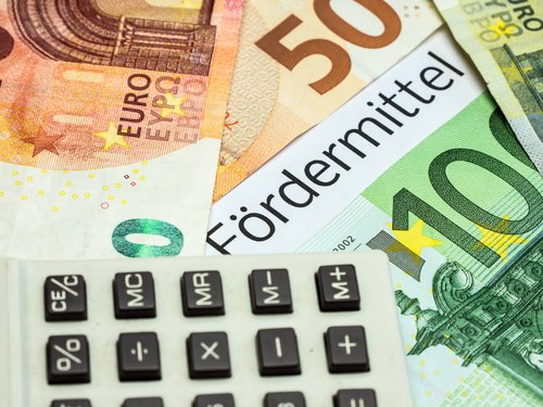 Mittel - symbolisch mit Taschenrechner und Euroscheinen dargestellt