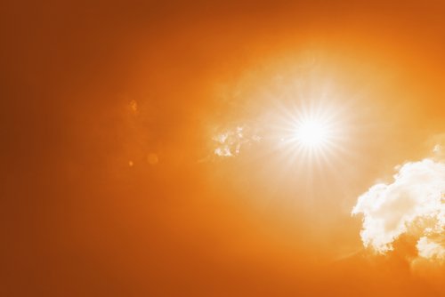 Himmel mit Wolke und gleißendem Sonnenlicht. 