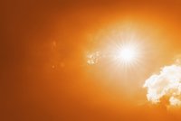 Himmel mit Wolke und gleißendem Sonnenlicht. 
