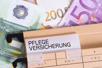 Eine Mappe mit dem Reiter Pflegeversicherung und Euro-Banknoten
