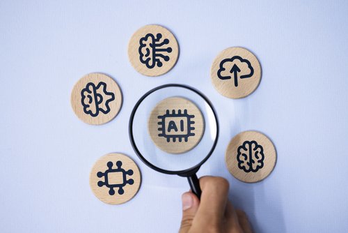 KI als Holzklotz unter der Lupe