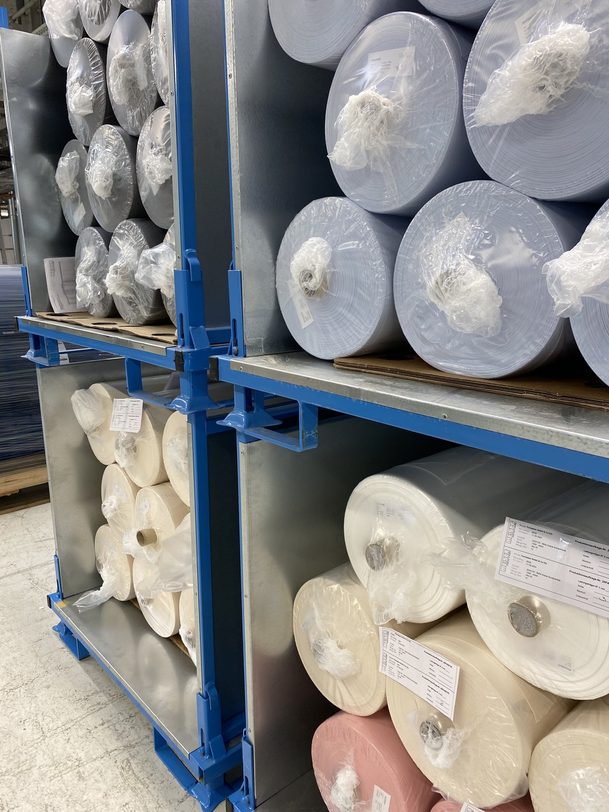 Die fertige Ballenware wird bei der Firma Meiser gelagert und für die Produktion der Spannbettlaken von Formesse vorbereitet.